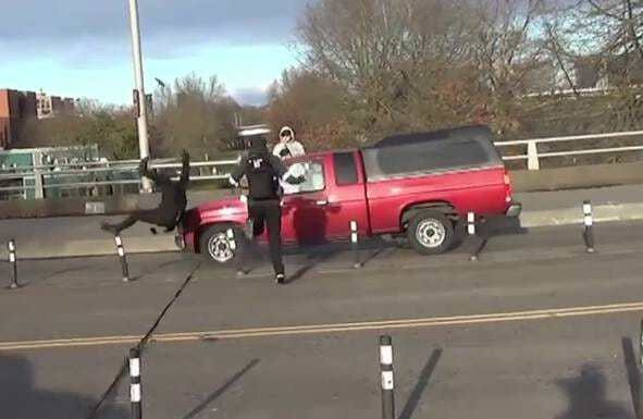 ΗΠΑ: «Αντίφα» οπλισμένος με μαχαίρι ήθελε να διακόψει εκδήλωση Xριστιανών και διασχίζοντας τον δρόμο τον χτύπησε φορτηγάκι (βίντεο)